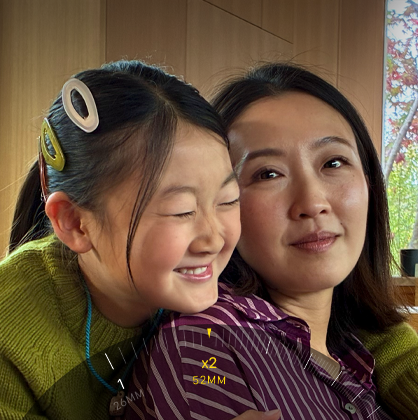 Teleobjetivo x2 haciendo zoom sobre una montaña cubierta de árboles y vegetación